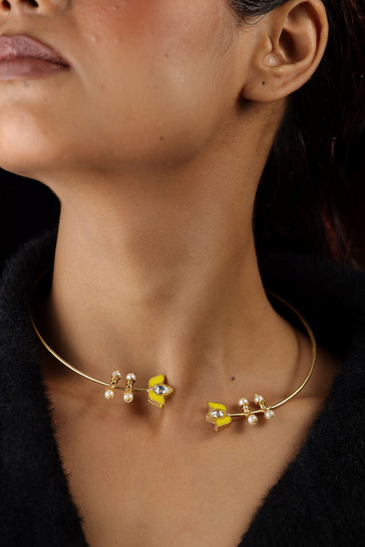 Hasli Neckpiece With flower