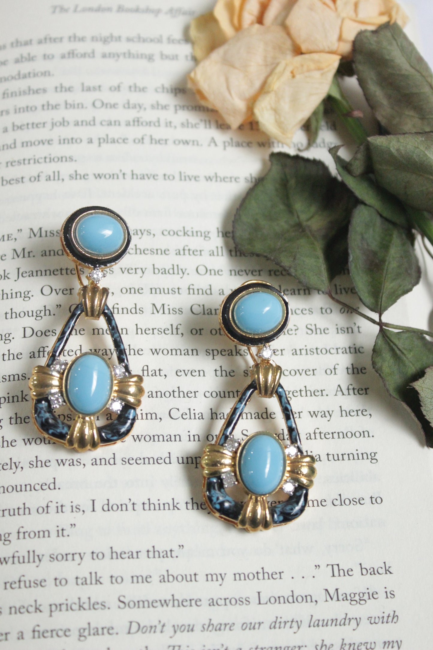 Teardrop shape earring with Egyptian motifs