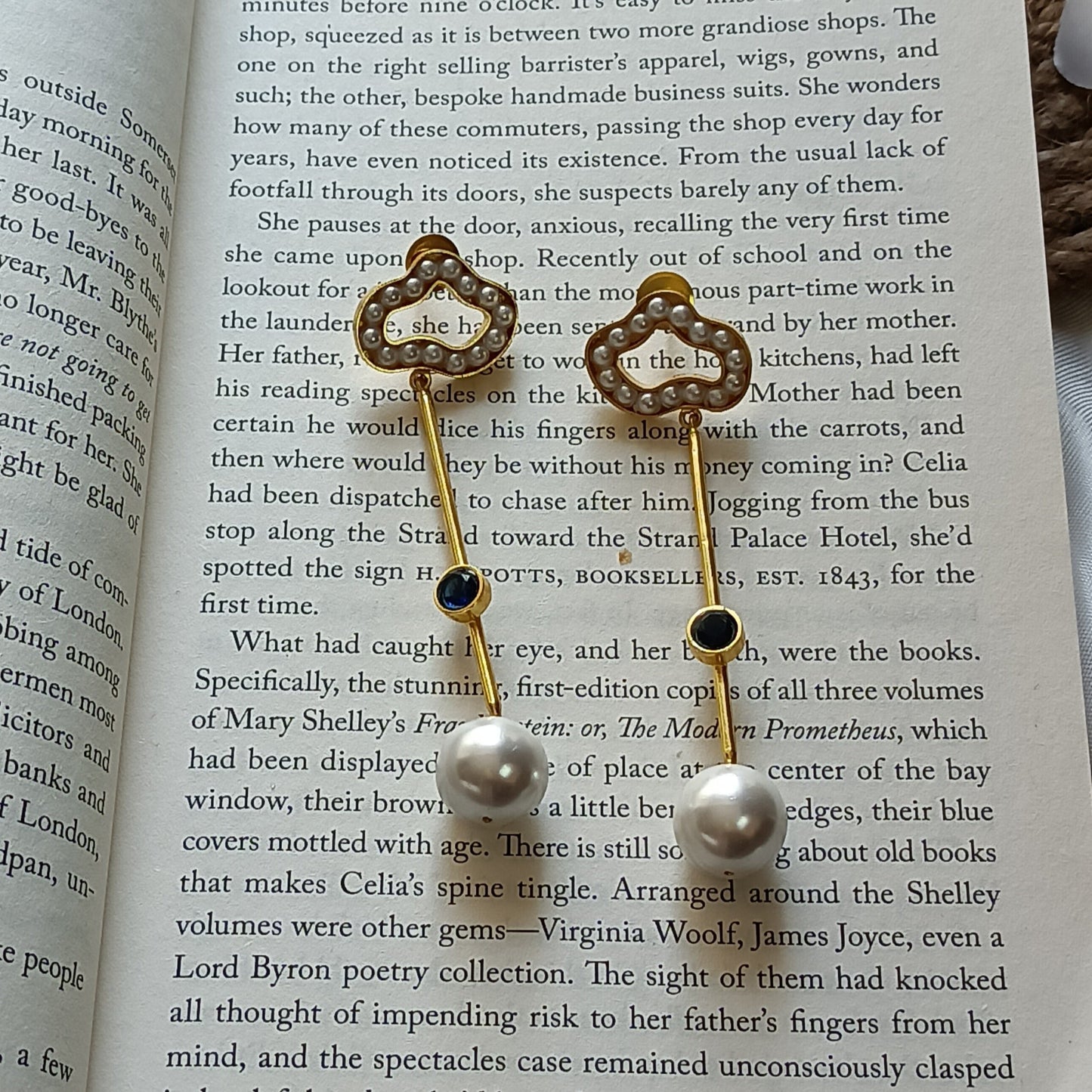 Golden String earring with a drop pearl