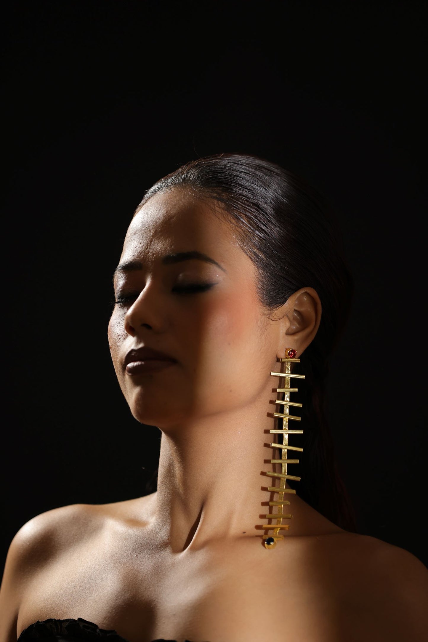 Modern geometric design earring with vertically arranged gold bars