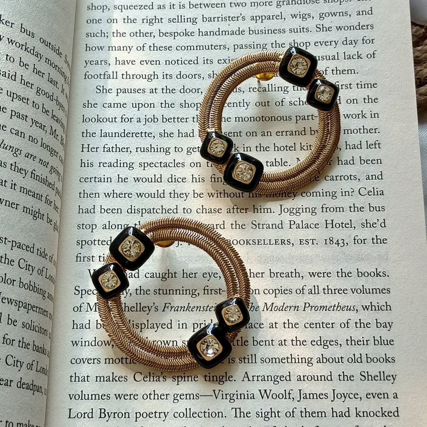 Wired circular shape earring