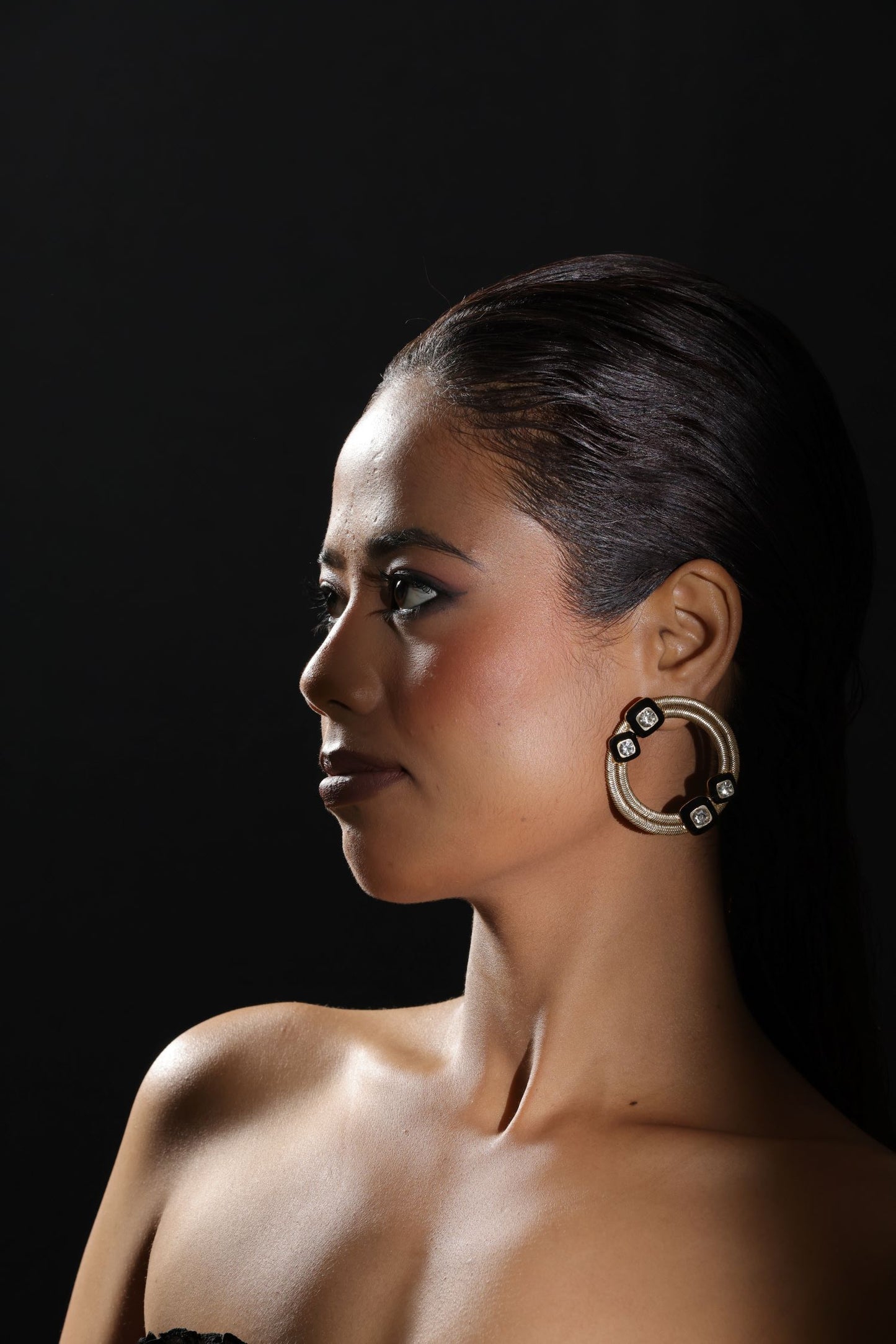 Wired circular shape earring