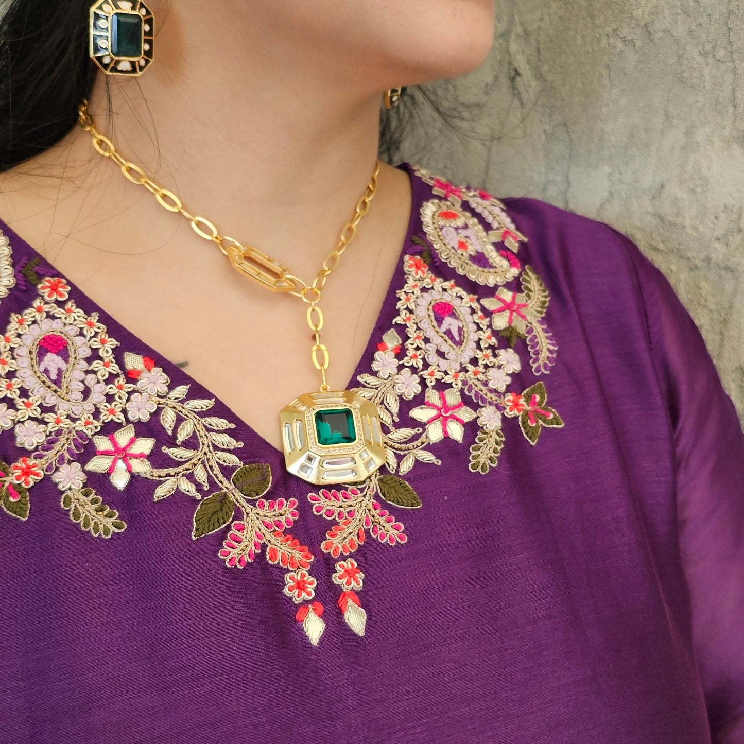 Emerald stone neckpiece