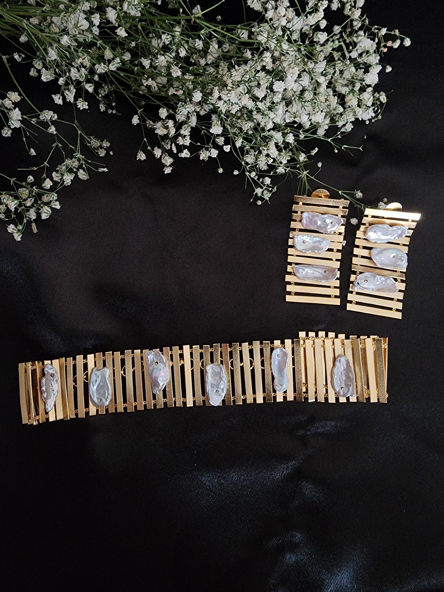 Golden Neckpiece With Pearls