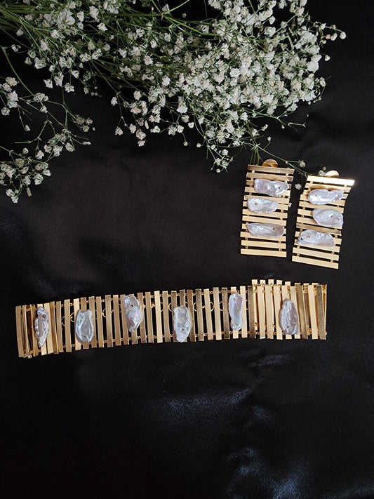 Golden Neckpiece With Pearls